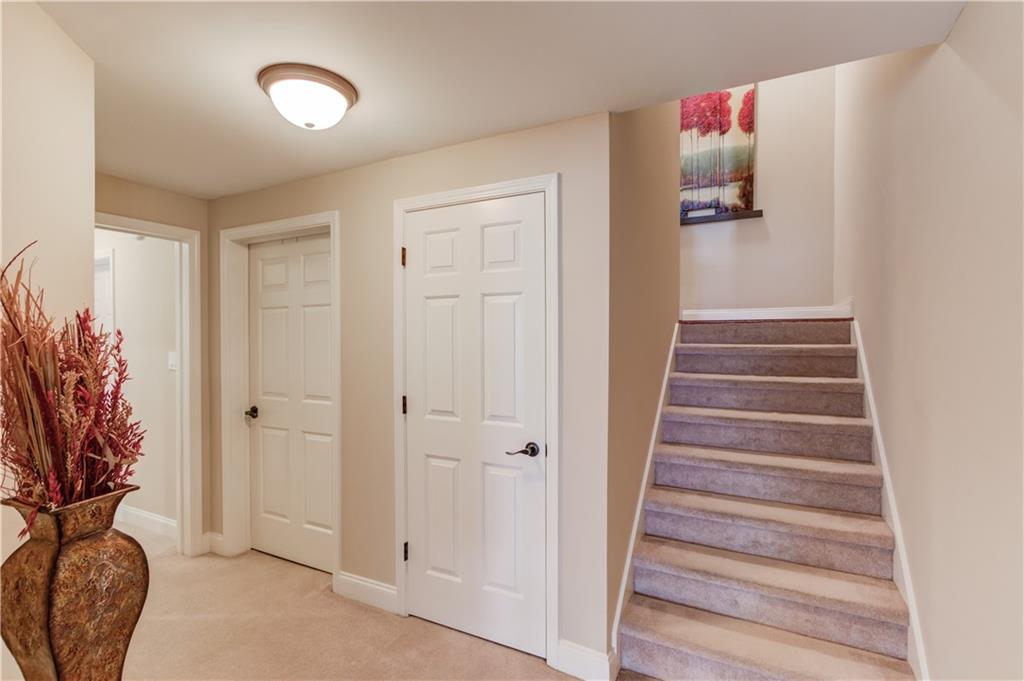 WHITE COLUMNS - Residential