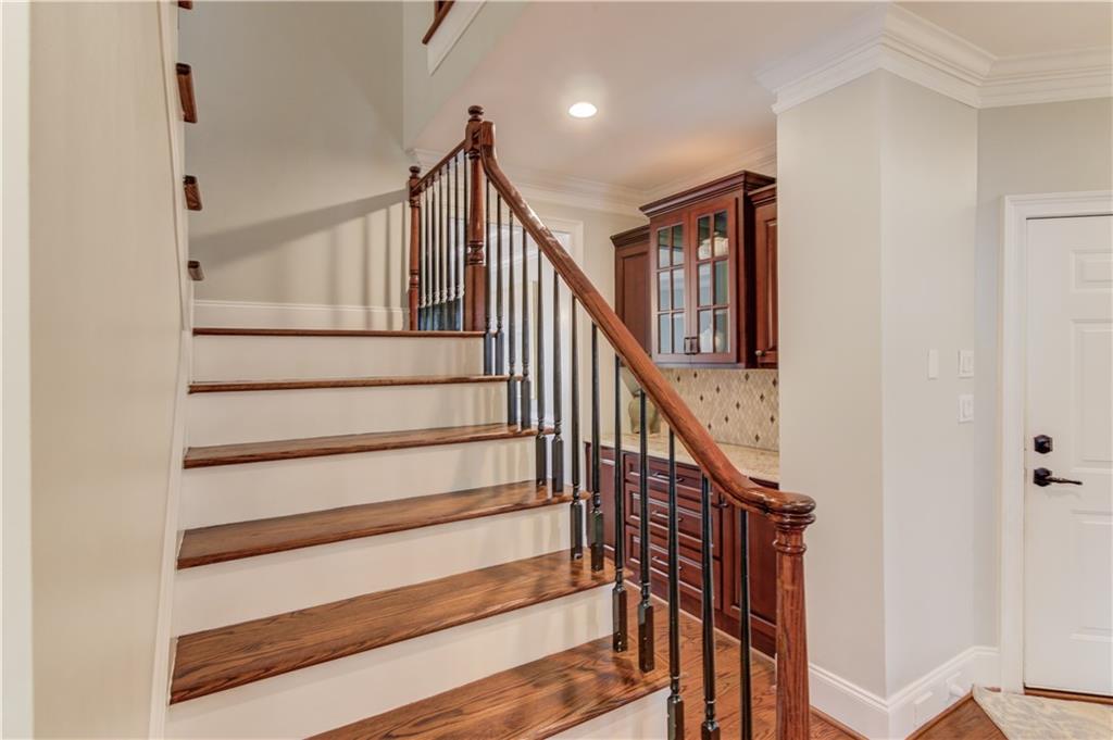 WHITE COLUMNS - Residential