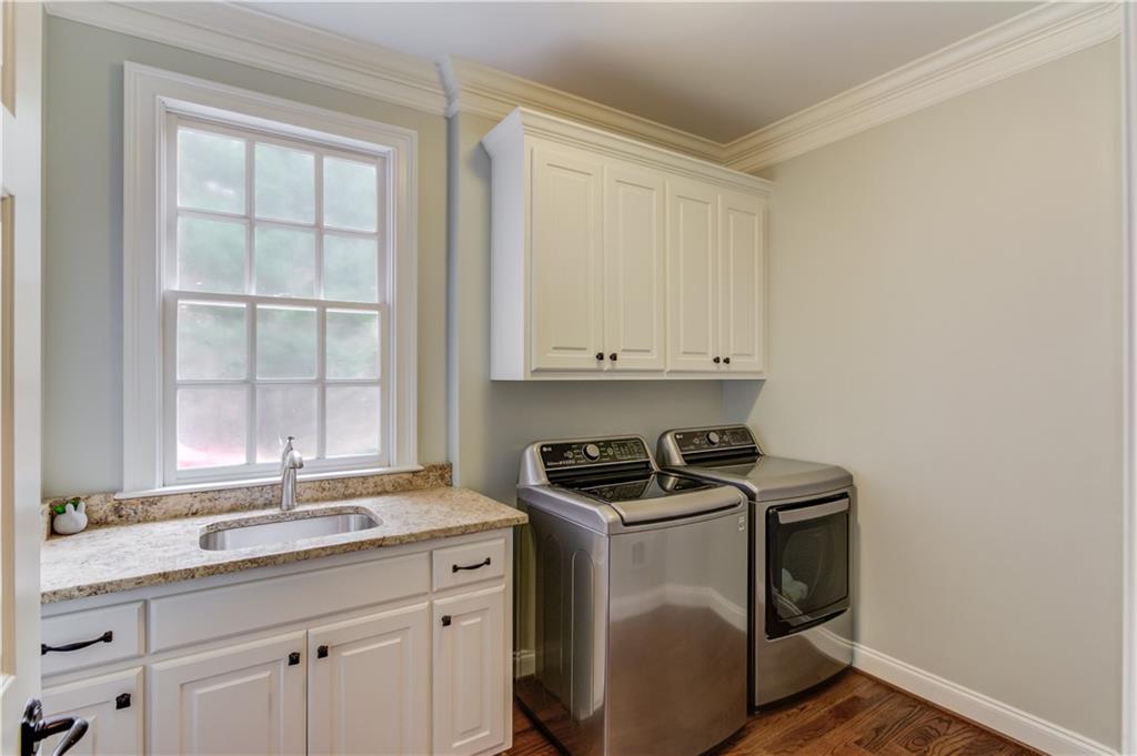 WHITE COLUMNS - Residential