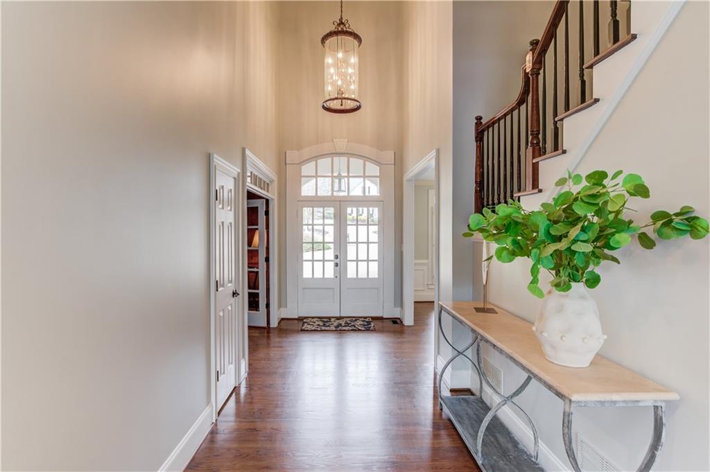 WHITE COLUMNS - Residential