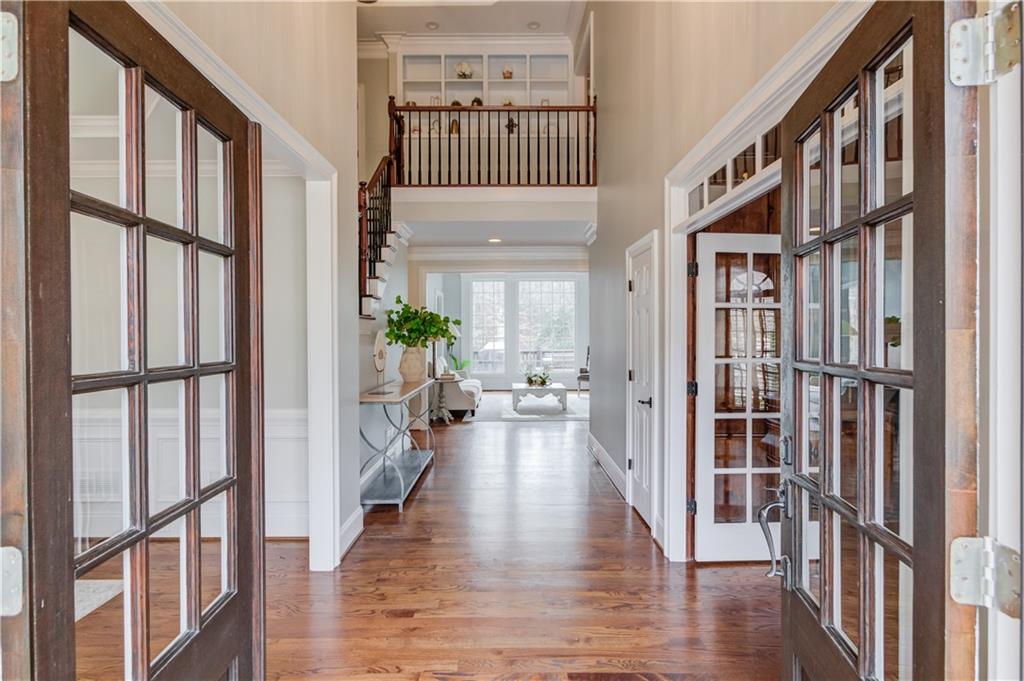 WHITE COLUMNS - Residential