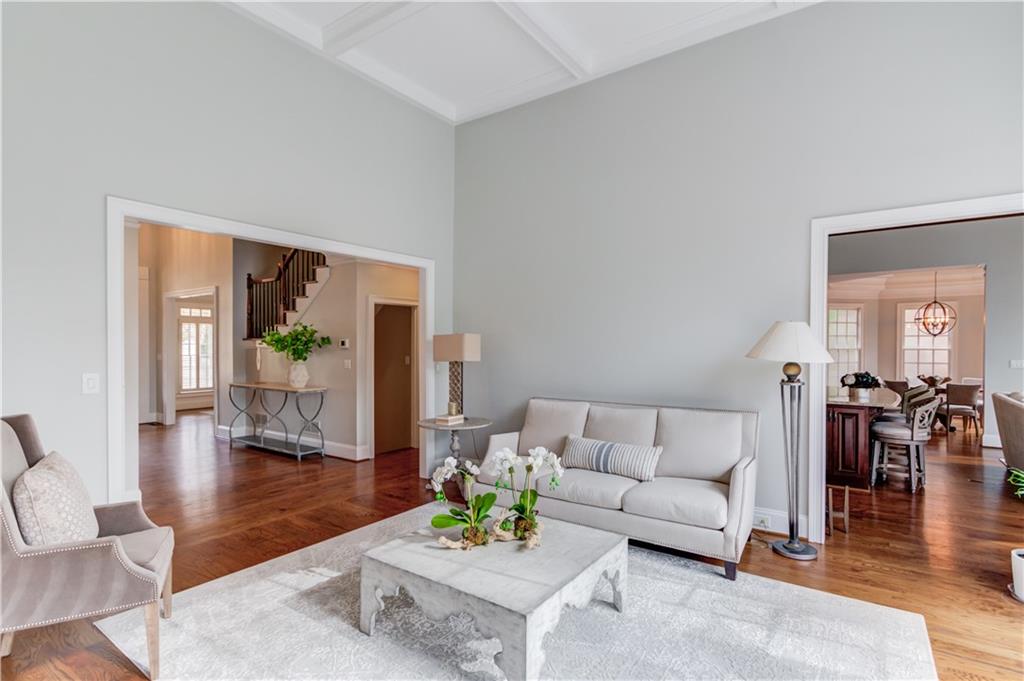 WHITE COLUMNS - Residential