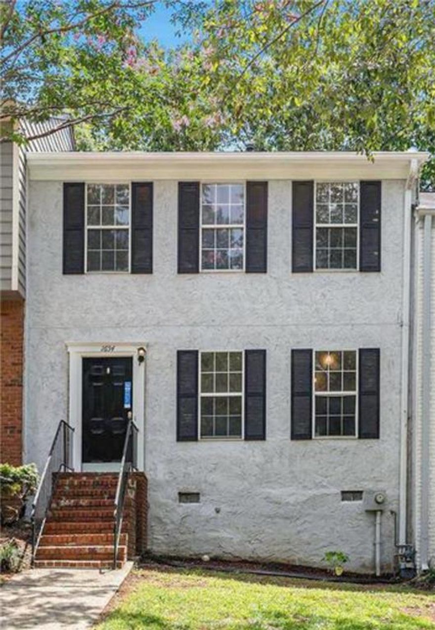 Beautiful updated two Story Townhome in East Cobb! 2 bedrooms with 2.5 bathrooms. Roommate floor plan. Large great room with fireplace. Kitchen with Granite counter top and stainless steel appliances. updated LVP flooring. Minutes to I-75, restaurants, and shopping. Great Schools! Won't last long!