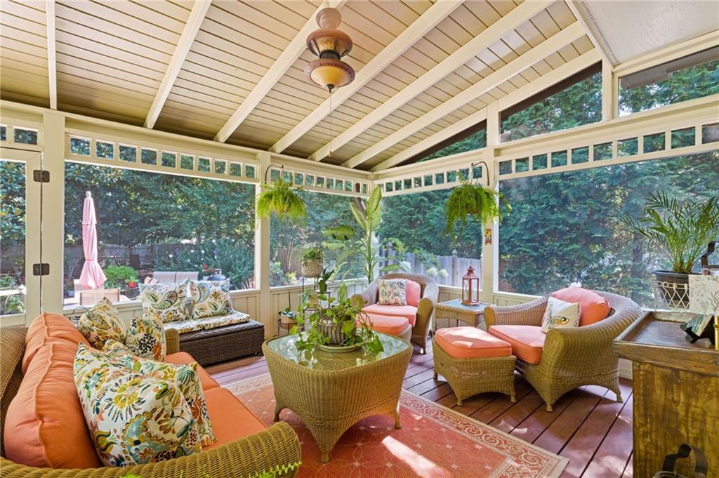 536 Peachtree Oak Drive