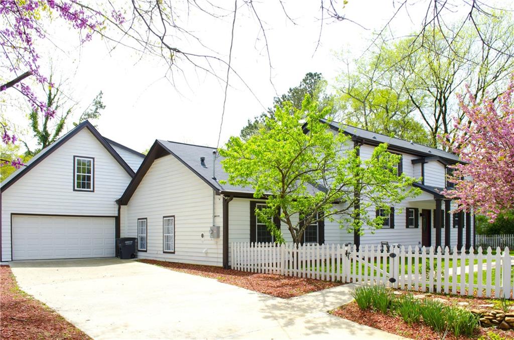 Stunning single family house. Fabulously constructed 5 bedroom/4 full Bath home sits right in the middle on an amazing Cobb area! The kitchen includes granite countertops, stainless steel appliances, a huge kitchen island and a separate dining room, Laminate floor throughout the whole main floor. Covered and screened back porch is the best place for friends and family outdoor gathering. The Owner's suite with sitting room and enormous walk-in closet, updated master bath and a spacious shower, separate soaking tub, and tons of natural light. NEW Roof, NEW paint, NEW flooring, NEW powerlines, updated kitchen, updated bathroom. NO HOA. Great location! Extremely close to all the restaurants, supermarkets and plenty of entertainment.
