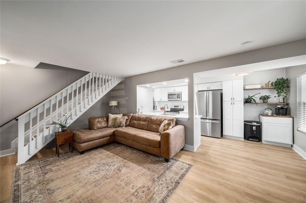 1305 SURREY Lane SW