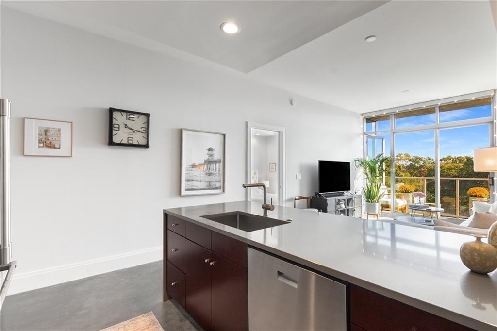 905 Juniper Street NE 704