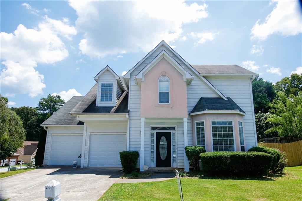 Fantastic Corner Lot home conveniently located in Duluth! Close to shopping, school, restaurants, and I-85. Newly updated kitchen and hardwood floors throughout the house.