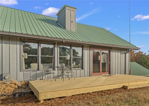 A home in Adairsville