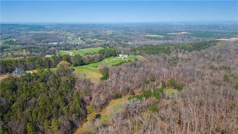 A home in Adairsville