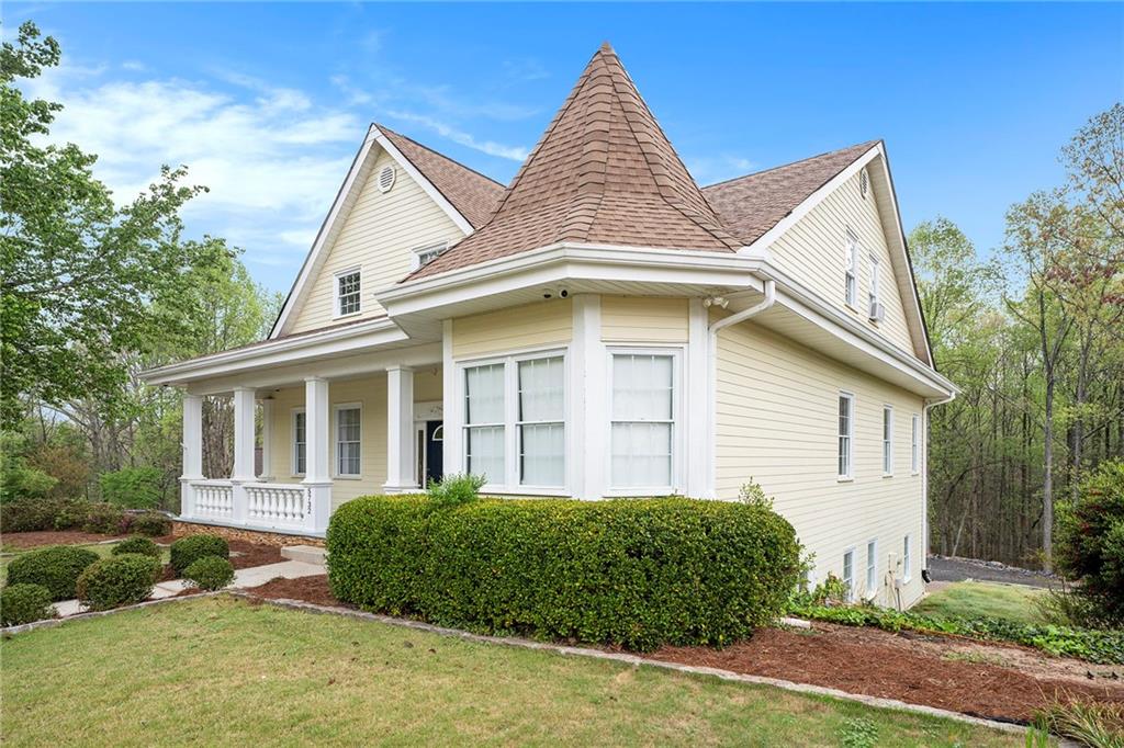 5732 Falls View Drive, Buford, Georgia image 3