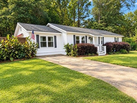 Homes For Sale - 1410 Al Roberts Road<br/> Senoia, GA 30276
