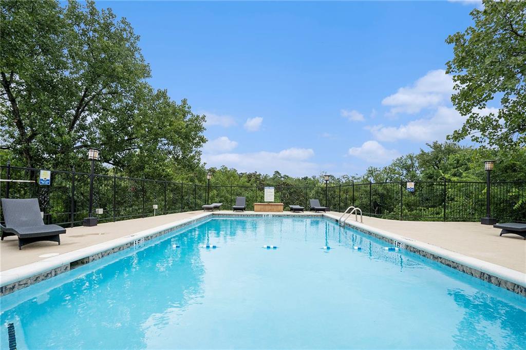 2285 Peachtree Road NE 606