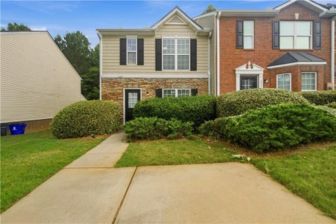 Townhouse For Sale - 5606 Union Pointe Drive<br/> Union City, GA 30291