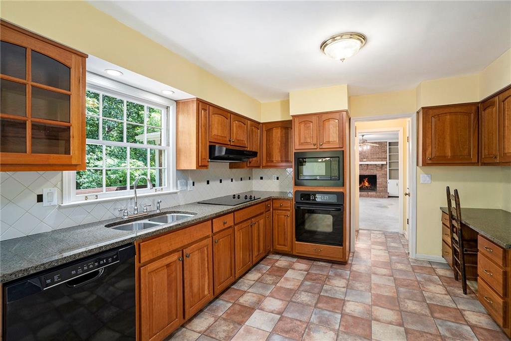 1703 W Nancy Creek Drive, Brookhaven, Georgia image 7