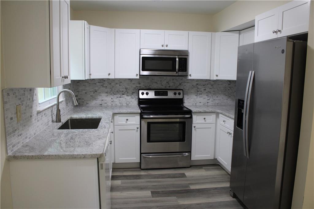 Welcome to 1233 Sweet Pine Drive, nestled in the heart of Norcross (30093)! This charming 2-bedroom, 2.5-bath apartment offers the perfect blend of comfort and convenience. Inside, you'll find a spacious layout with two full bedrooms, each with its own private bath, plus a convenient half-bath on the main floor for guests. Enjoy the ease of a dedicated parking lot, making coming and going a breeze. Whether you're relaxing at home or commuting around town, this location has everything you need.
Property has been recently renovated.