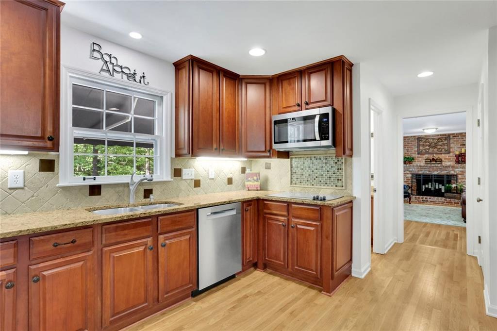 1569 Chateau Drive, Dunwoody, Georgia image 7