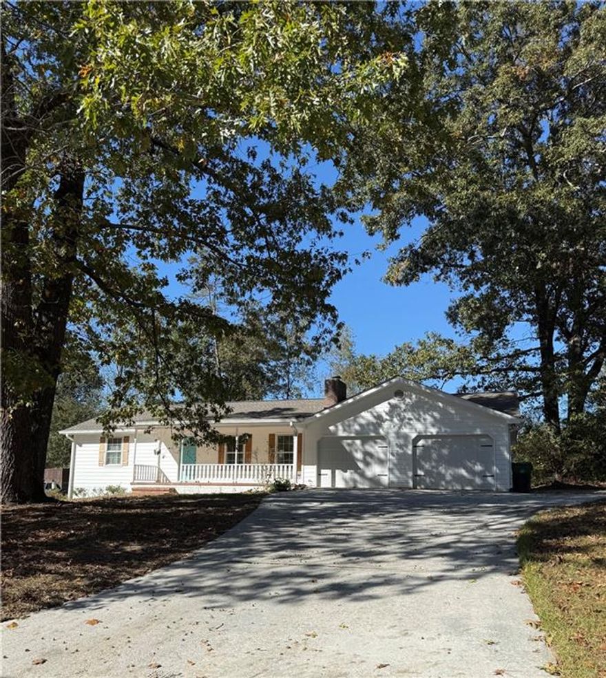 Great home for First Time Homebuyers or Retirees!  Georgia Dream Loan available that has down payment and closing cost assistance.  5.875% rate 
Brand new Roof 50 year GAF HDZ with warranty!  Brand New Hot Water Heater, New Garage doors, Recently painted and new screens put on the Screened porch.   Quiet one street subdivision!