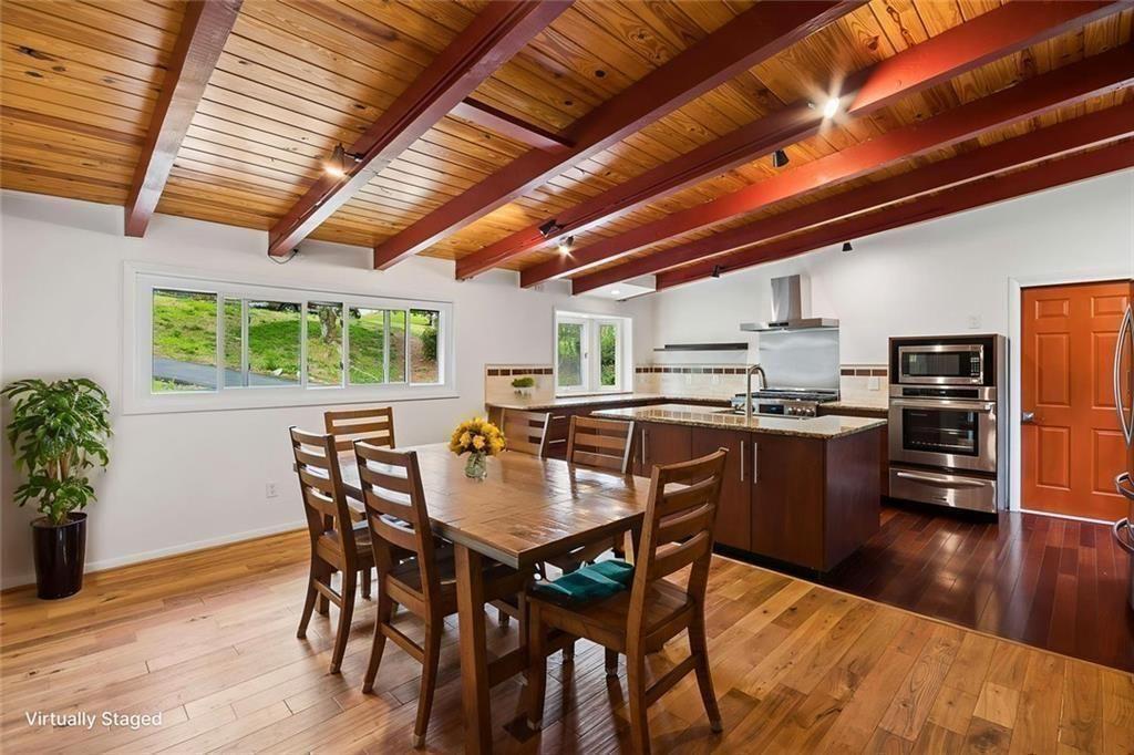 1989 N Ridgeway Road NE