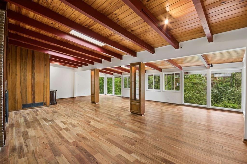 1989 N Ridgeway Road NE