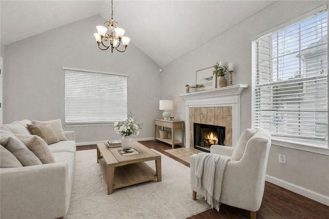 Homes For Sale - 1525 Edgemoor Lane<br/> Douglasville, GA 30134