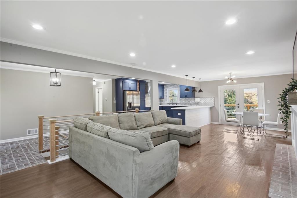 892 N Superior Avenue