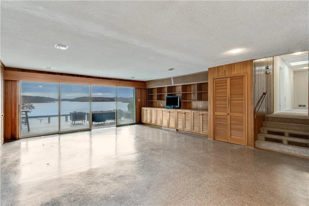 Gainesville, Georgia 30506, United States, 4 Bedrooms Bedrooms, ,4 BathroomsBathrooms,Residential,Pending,32104