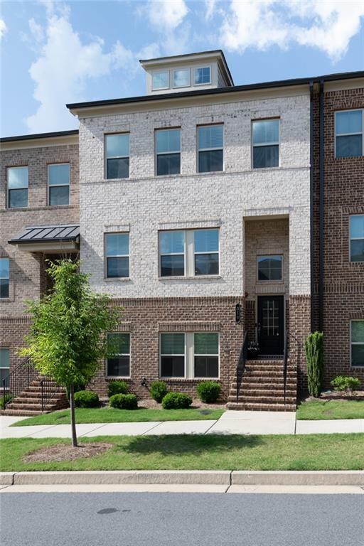 Beautiful 4 bedroom 3 1/2 bath three story townhome available for immediate move in! Largest Floor plan! This community is located less than a mile from downtown Woodstock's shopping , restaurants and entertainment.. First level is your 2 car garage , mud room , full bath and bedroom. On the second floor, an open design seamlessly melds the living room, dining room and kitchen, which opens out to the deck. Three full spacious rooms upstairs featuring a large primary bedroom with sitting room. The master bath features a double vanity, large tiled shower, and a large walk-in closet.
Great location and convenient to downtown Woodstock, schools, shopping, restaurants and Beautiful property in a great community and the perfect location just 1 mile to I-575!