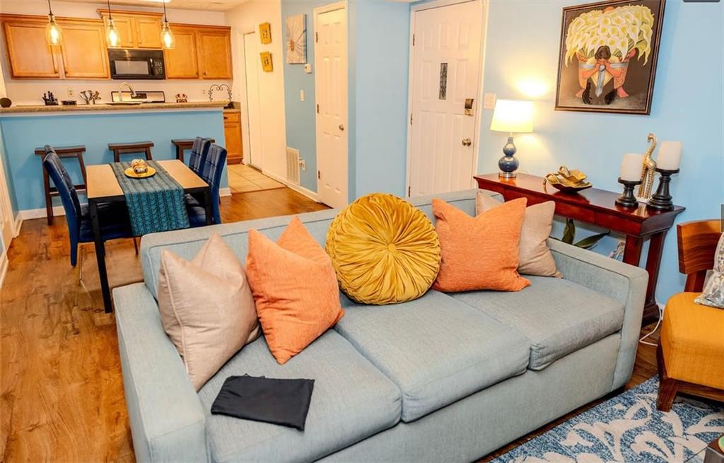 Welcome to your stylish and comfortable townhome retreat in the heart of Norcross! Located just minutes from I-85 and a short commute to Downtown and Midtown Atlanta, this spacious and thoughtfully updated home is perfect for professionals, families, or anyone looking for a turnkey living experience.
This home suits a wide range of tenants — from relocating professionals and small families to digital nomads and visiting medical staff. The option to rent furnished or unfurnished makes it even more flexible for your needs.