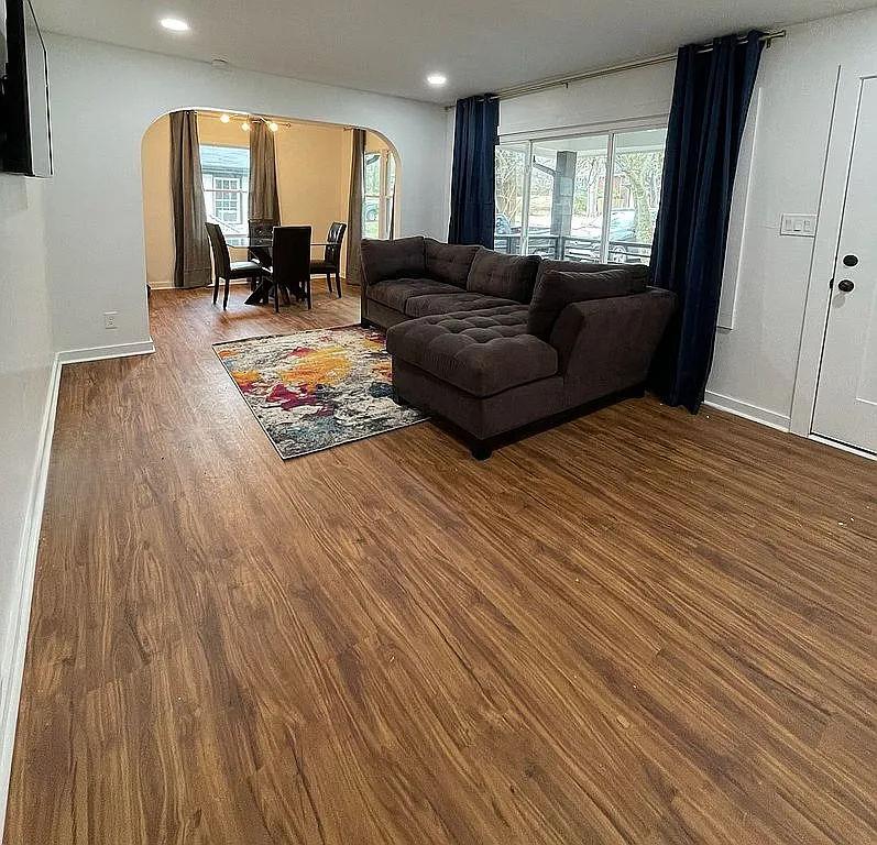 221 Napoleon Drive SW