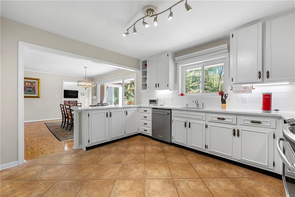 3325 N Embry Circle, Atlanta, Georgia image 7