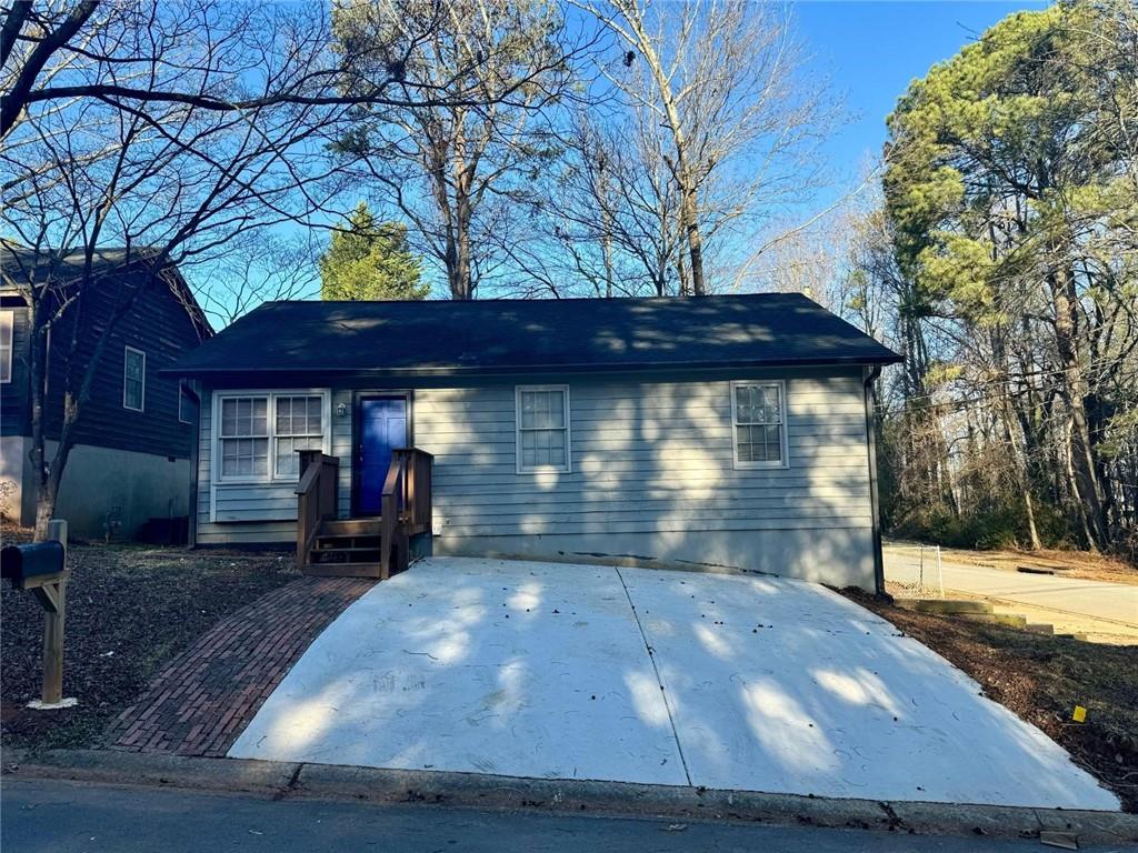 Beautiful Home in Buford, Finished Basement & Top School District
Welcome to this beautiful home located in the heart of Buford, featuring 3 spacious bedrooms and 2 full bathrooms on the main floor. The finished basement offers an abundance of natural light and generous space, includes 2 full bedroom and 1 full bathroom, making it ideal for family entertainment or a private in-law suite."
Situated in one of the best school districts, this property is ideal for families and also offers great potential as an investment property.
Don’t miss this opportunity—schedule your showing today!