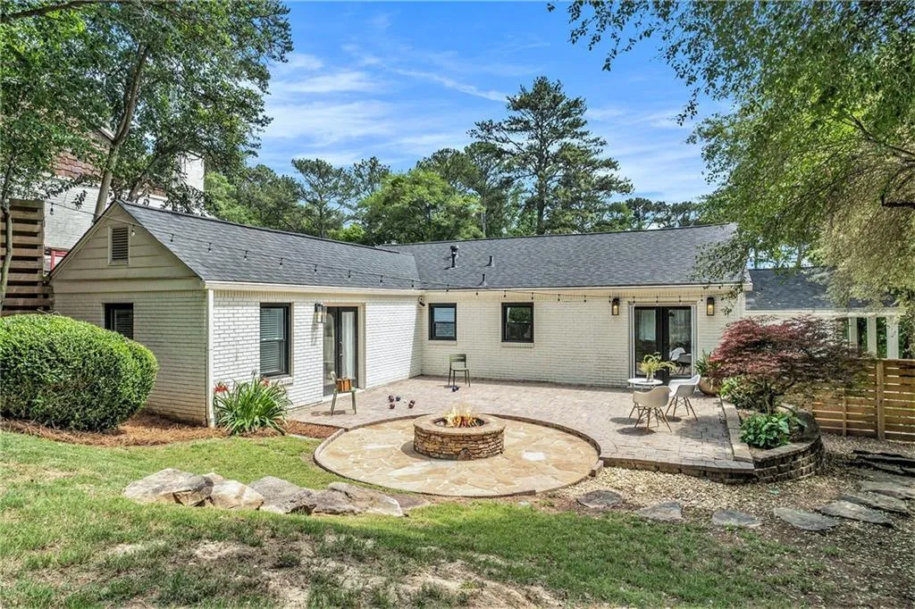 Atlanta, Georgia 30324, United States, 4 Bedrooms Bedrooms, ,2 BathroomsBathrooms,Residential,Active,126518