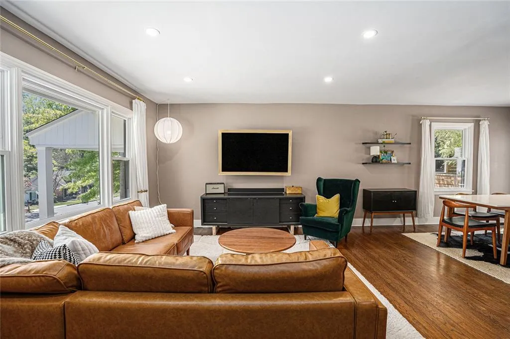 Atlanta, Georgia 30324, United States, 4 Bedrooms Bedrooms, ,2 BathroomsBathrooms,Residential,Active,126518