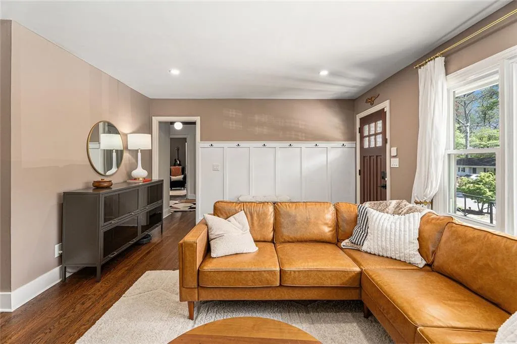 Atlanta, Georgia 30324, United States, 4 Bedrooms Bedrooms, ,2 BathroomsBathrooms,Residential,Active,126518