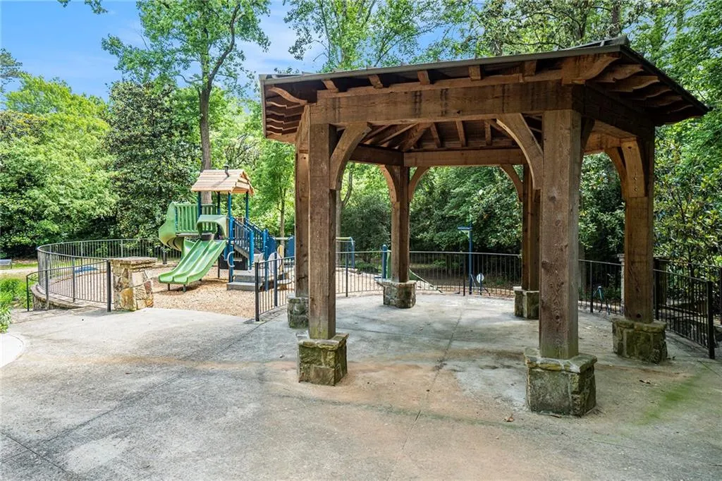 Atlanta, Georgia 30324, United States, 4 Bedrooms Bedrooms, ,2 BathroomsBathrooms,Residential,Active,126518