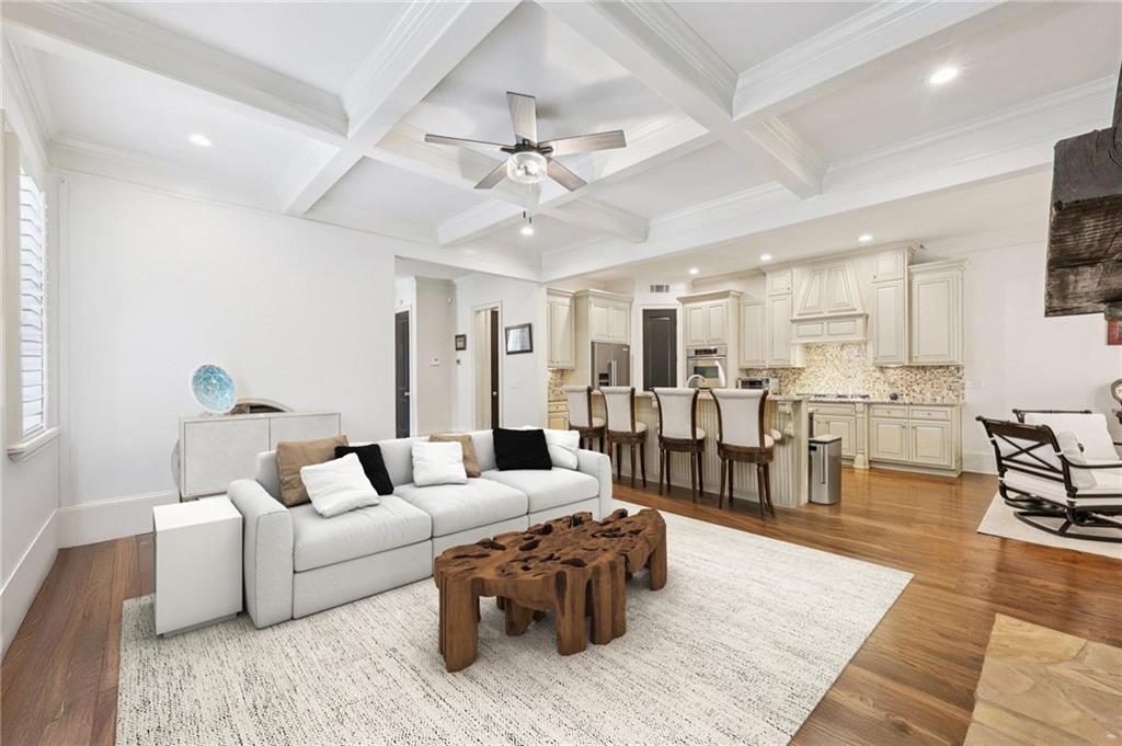 9030 Riverbend Manor