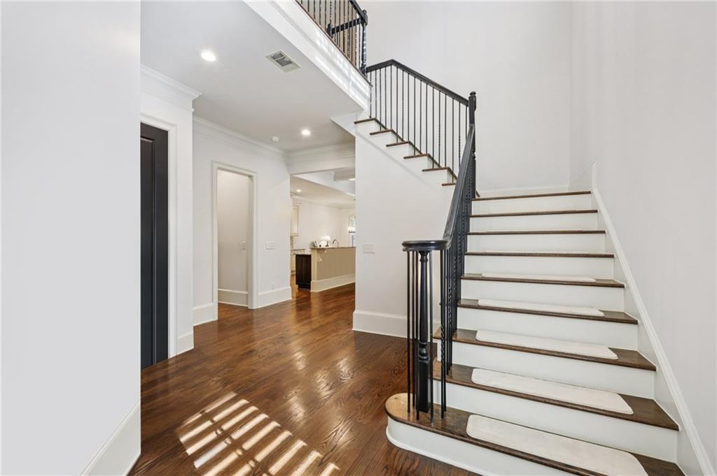 9030 Riverbend Manor