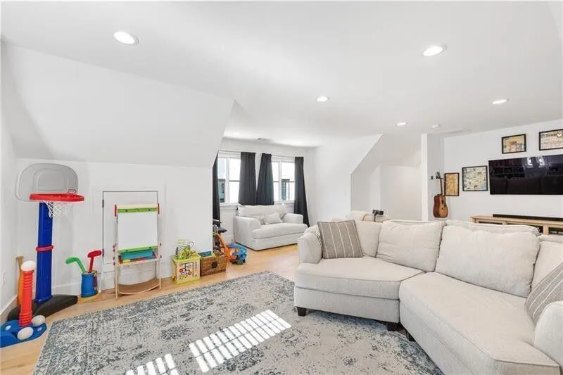 Roswell, Georgia 30075, United States, 4 Bedrooms Bedrooms, ,3 BathroomsBathrooms,Residential,Pending,119912