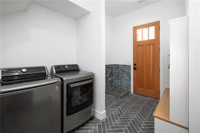 Roswell, Georgia 30075, United States, 4 Bedrooms Bedrooms, ,3 BathroomsBathrooms,Residential,Pending,119912