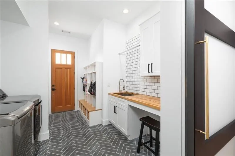 Roswell, Georgia 30075, United States, 4 Bedrooms Bedrooms, ,3 BathroomsBathrooms,Residential,Pending,119912