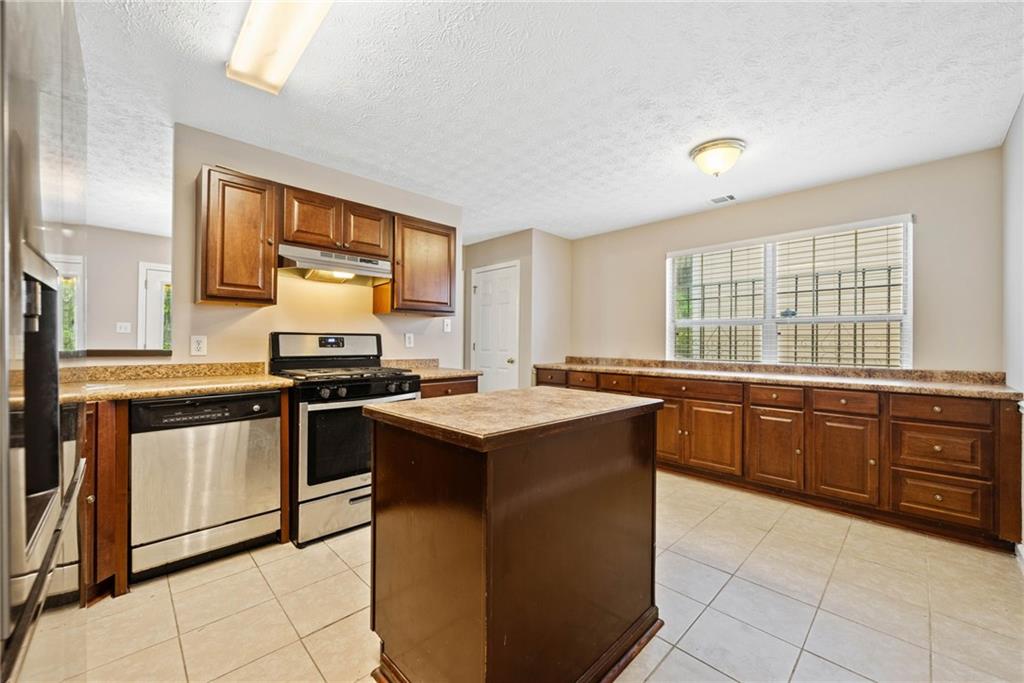 610 Durham Ridge Drive, Lilburn, Georgia image 16