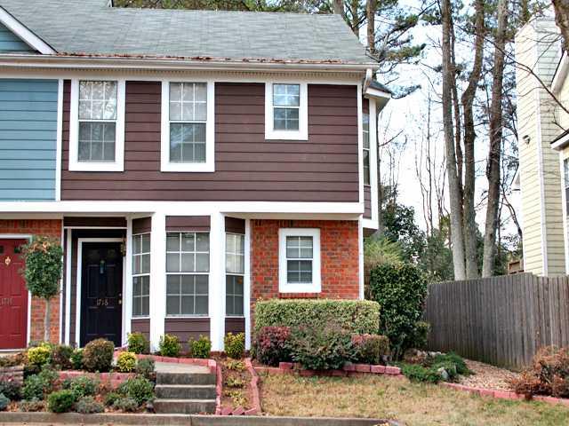 SPACIOUS TOWNHOME INSIDE I-285, BEAUTIFUL RENOVATION, HARDWOOD FLOORS, BAY WINDOW W/SEAT, SOARING LIVING ROOM CEILING, FIREPLACE AND BUILT IN BOOKCASES, NO ASSOC. FEE.