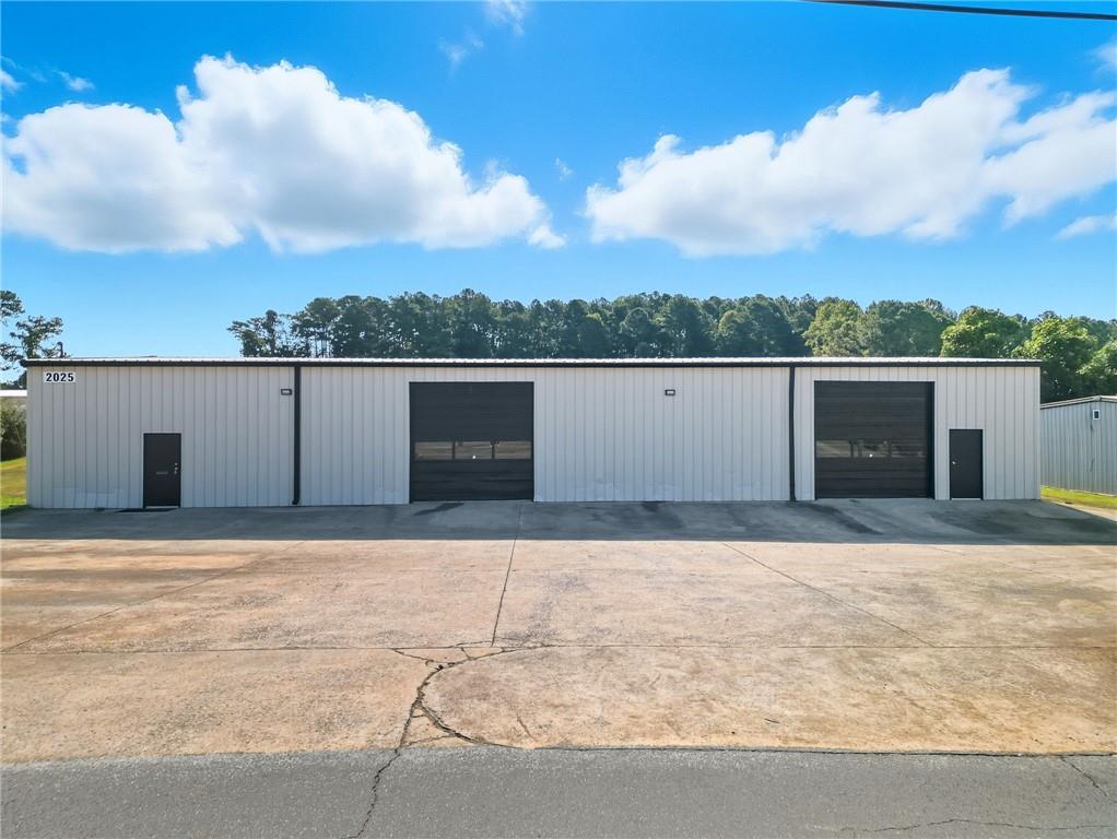 Available for purchase, this well-maintained 5,000 SF industrial warehouse offers an ideal opportunity for owner-users or investors seeking a flexible facility in a convenient Dallas, GA location.
Building Layout: 1,000 SF of finished office space, 4,000 SF of functional warehouse space, plus an additional 800 SF mezzanine above the office for extra storage.
Office Features: Three private offices, reception area, and two restrooms. Recently upgraded with fresh paint, new LED recessed lighting, and a brand-new HVAC system.
Warehouse Features: Two large roll-up bay doors, new LED lighting, utility sink, and heater for year-round use.
Exterior Improvements: Freshly painted façade, upgraded exterior lighting, and ample front parking for staff and visitors.
Power: Equipped with 3-phase power to meet industrial and manufacturing demands.
With its move-in ready condition, modern upgrades, and functional layout, this property is an excellent fit for businesses in need of both office and warehouse space, or for investors seeking a high-demand industrial asset in the growing Dallas, GA market.