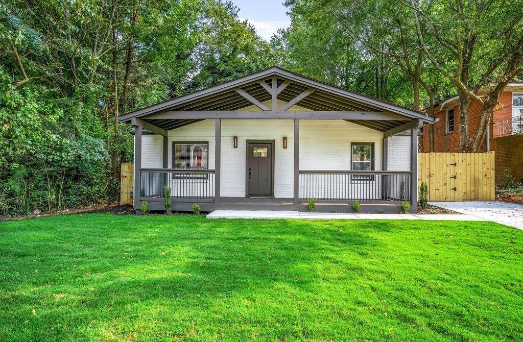 ***Entire home is for lease or rental by the room at $1,100 per room. ***
Take a look at this amazing new renovation located on the ever growing Westside of Atlanta. Within minutes of the Brand New Westside Park (Atlanta's newest and largest park/green space) Mercedes Benz Stadium, right on the Beltline Trail and less than 5 minutes to all the shops and dining in West Midtown that have merged over. LOCATION!!! LOCATION!! LOCATION!! On top of all of that this home is absolutely fabulous!!