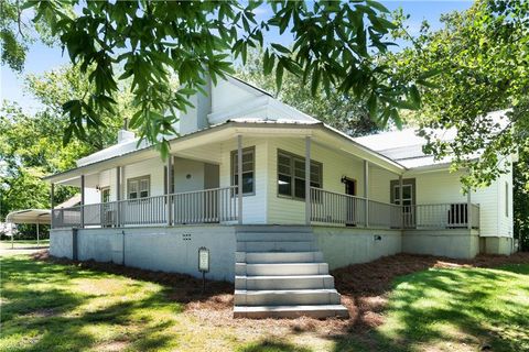 A home in Adairsville