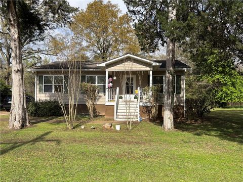 Homes For Sale - 405 Crawfordville Road<br/> Union Point, GA 30669