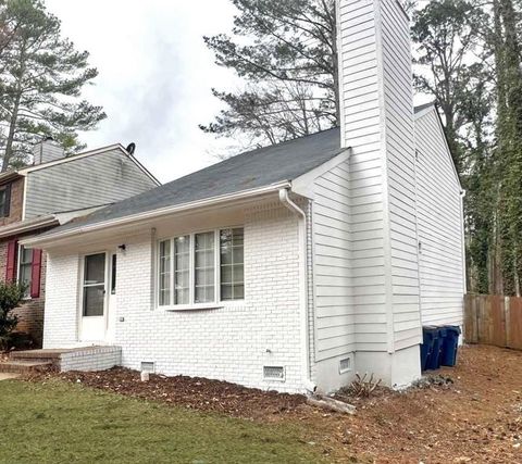 Townhouse For Sale - 7075 Williamsburg Drive<br/> Riverdale, GA 30274