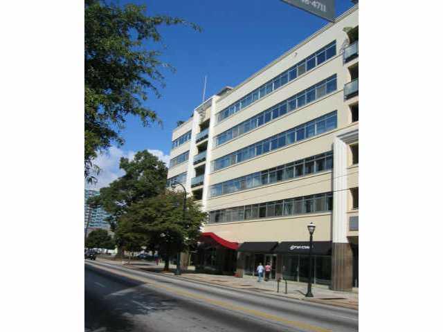 MIDTOWN'S URBAN LOFT LIFESTYLE! BRIGHT SPACIOUS OPEN FLOORPLAN W/ SOUTHERN EXPOSURE. PARISIAN BALCONY ABOVE ROSE/ CABANA TERRACE. HOME FEATURES: HARDWOODS, STAINLESS APPLIANCES, CORIAN COUNTERS, CUSTOM CLOSETS, AND MANY ADDITIONAL UPGRADES. ONLY 1 AVAILABLE POOLSIDE. RARE OPPORTUNITY.