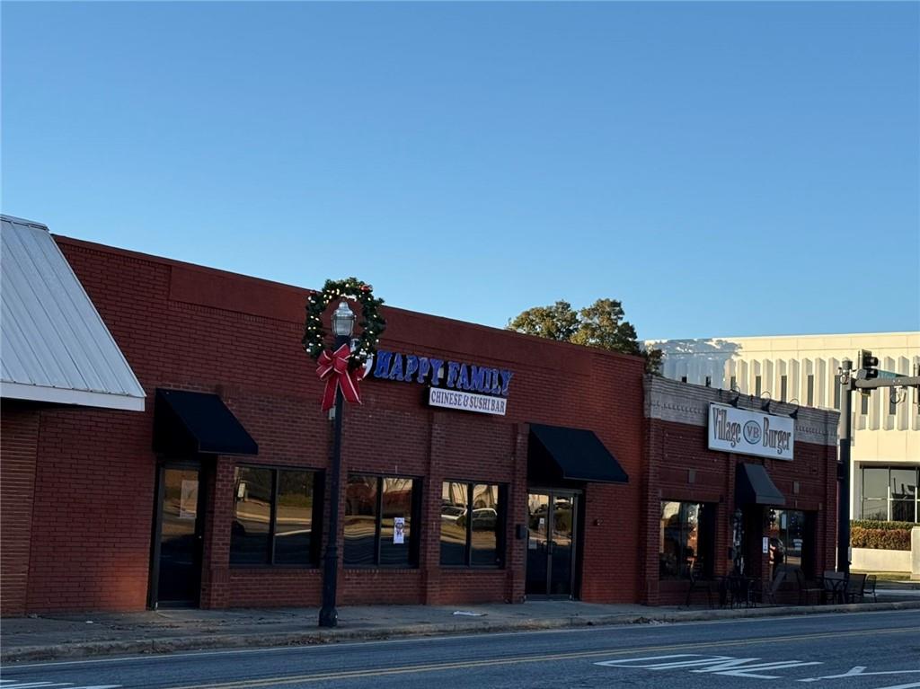 103 W Courthouse Square